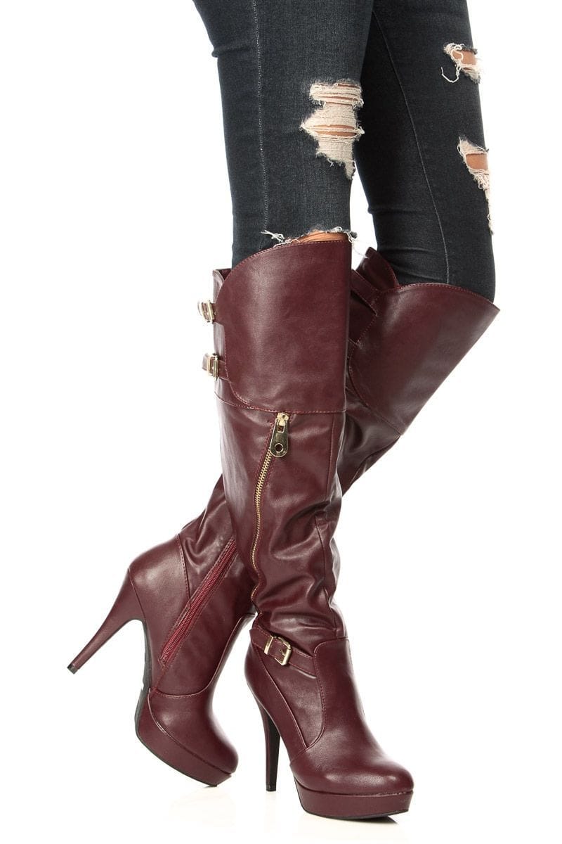 Wine-colored boots with a romantic look